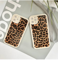 Білий леопардовий чохол на iPhone 14 pro